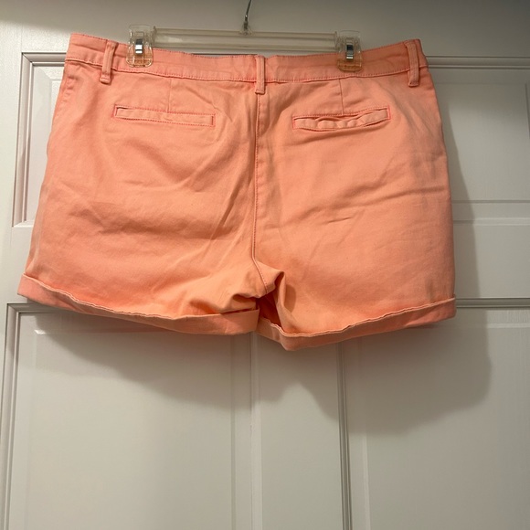 Land'n sea women's shorts, size 10, peach color, front pockets - Picture 2 of 9